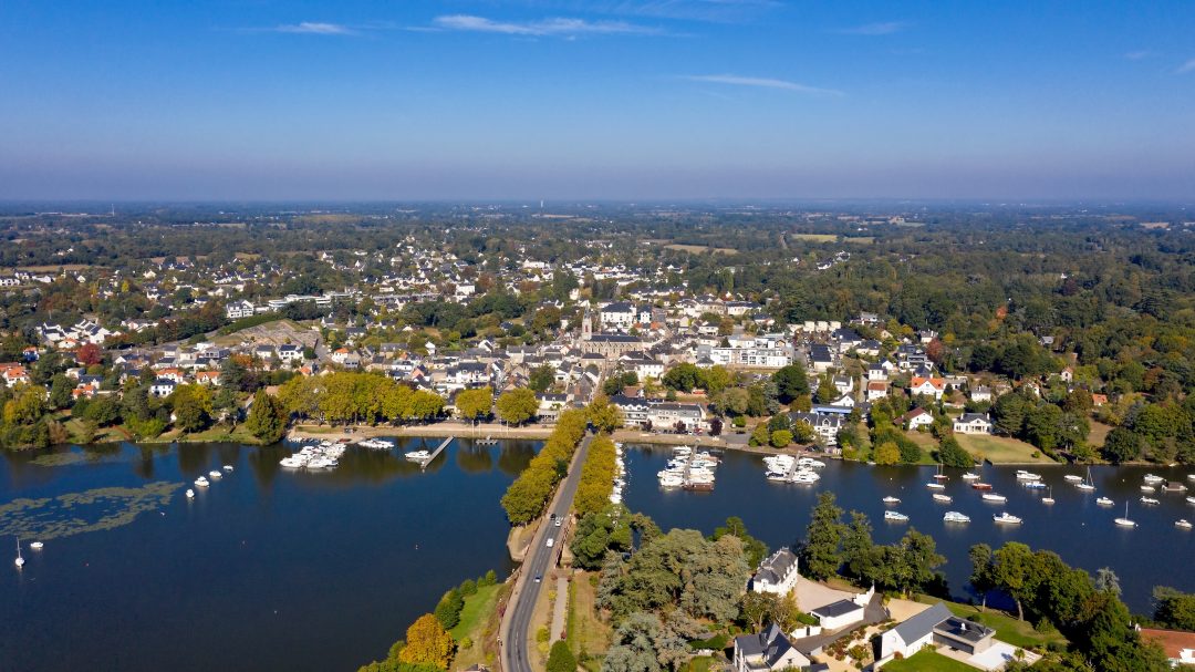 Vue Aérienne De La Ville De Sucé Sur Erdre, En Loire Atlantique