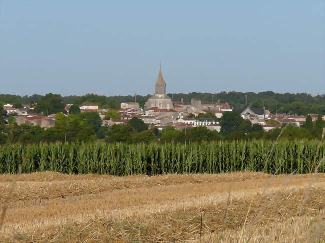 Pont L'abbe D'arnoult Vue De Loin