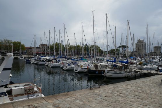 ville de La Rochelle en bord de mer avec port et habitations