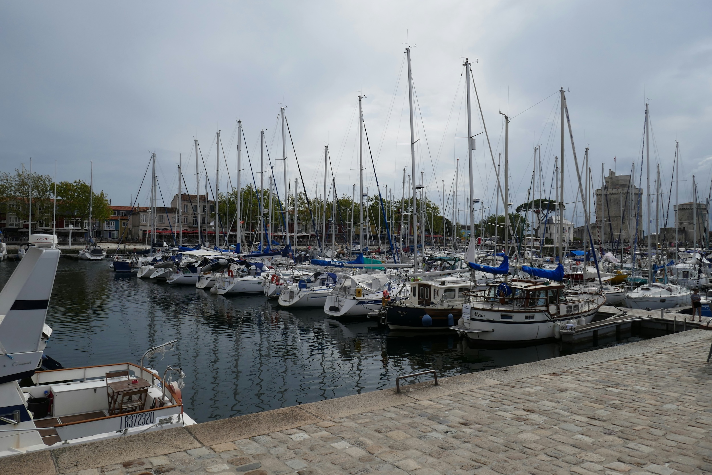 ville de La Rochelle en bord de mer avec port et habitations