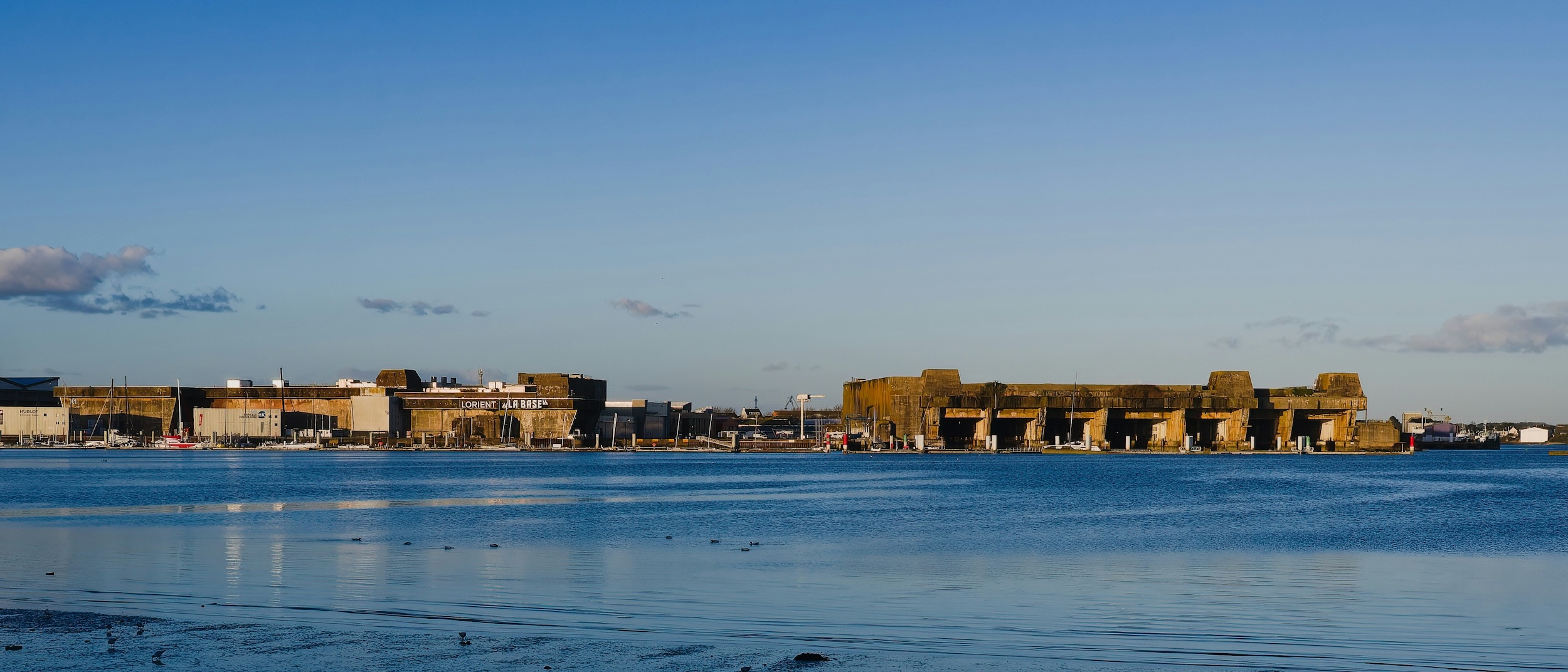 Vue de Lorient en Bretagne avec son port et sa base