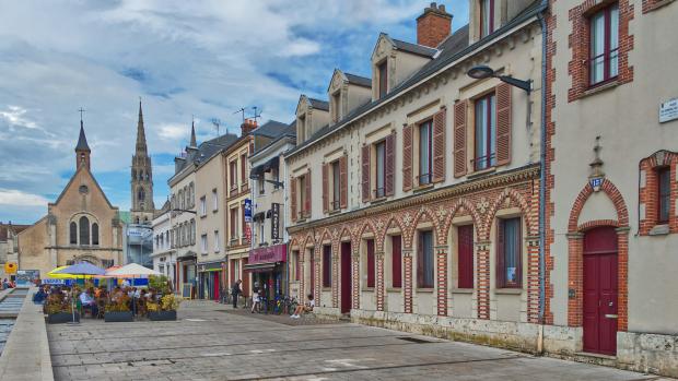 Centre-ville de Chartres avec ses commerces et ses rues, illustrant un quotidien fluide et agréable