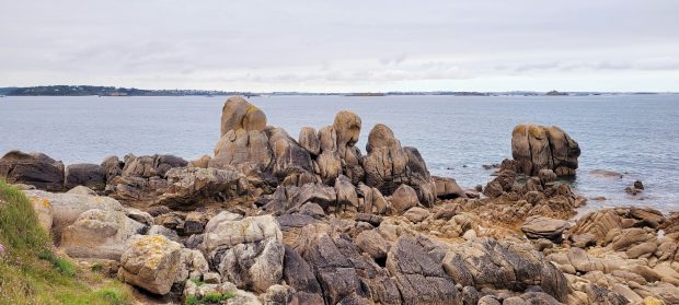 Paysage côtier breton verdoyant, cadre de vie à Pleumeur-Bodou en Côtes-d'Armor