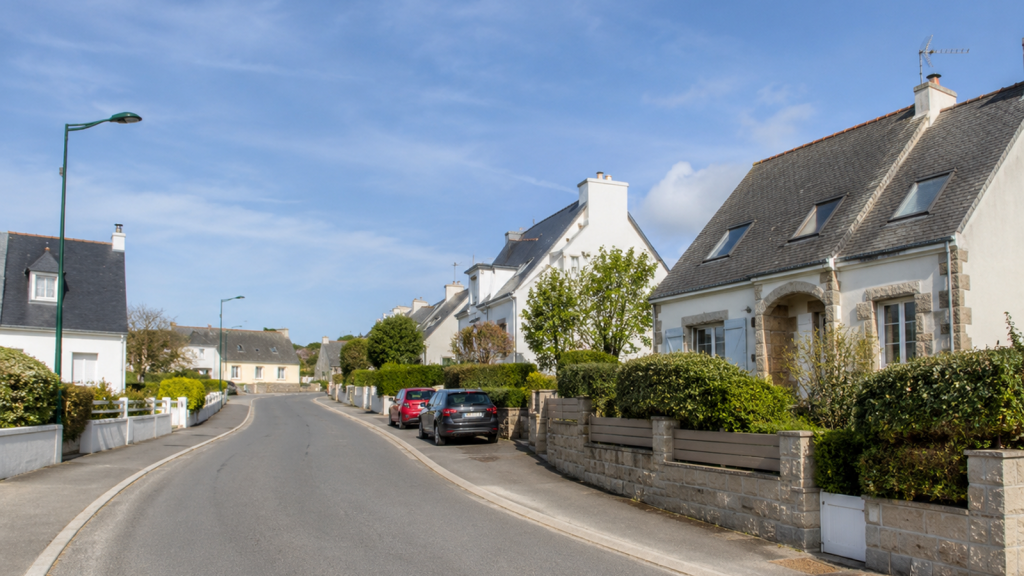 Rue calme à Kervignac avec maisons individuelles et cadre résidentiel proche de Lorient