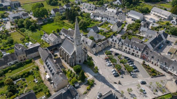 Vue aérienne du centre de Kervignac avec église, maisons et campagne bretonne
