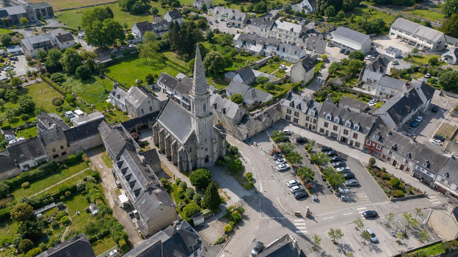 Vue aérienne du centre de Kervignac avec église, maisons et campagne bretonne