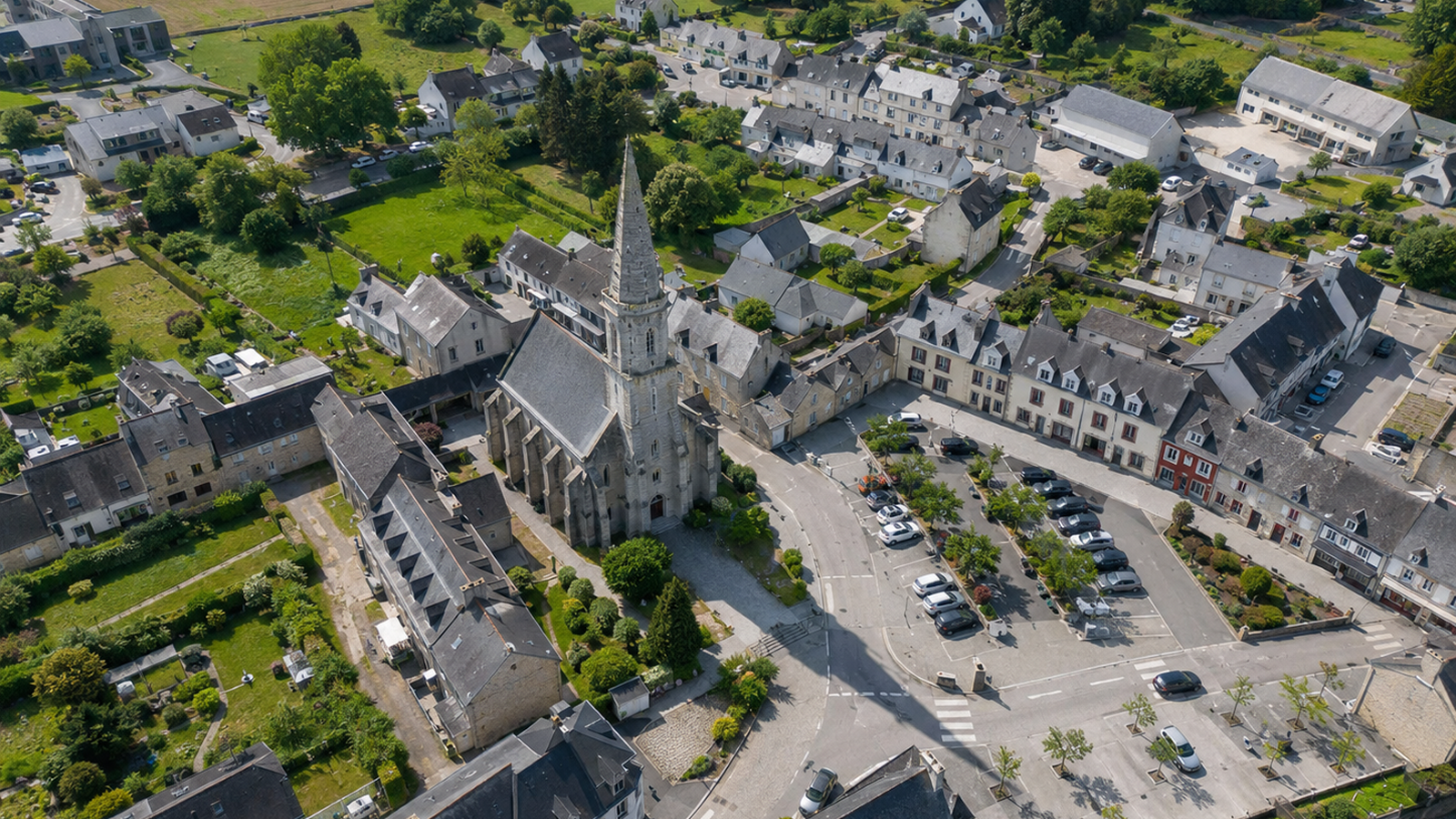 Vue aérienne du centre de Kervignac avec église, maisons et campagne bretonne
