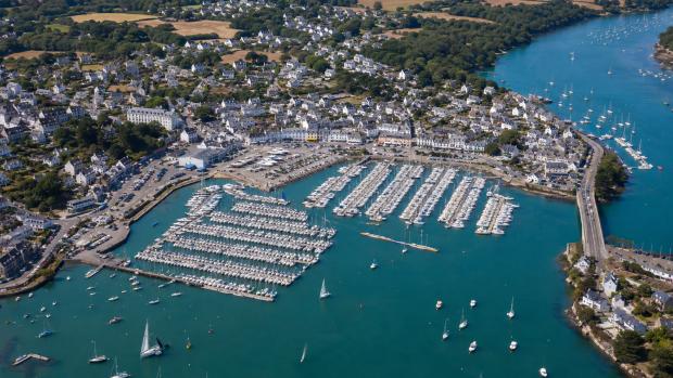 Vue aérienne du port de La Trinité-sur-Mer avec voiliers et bassin de plaisance