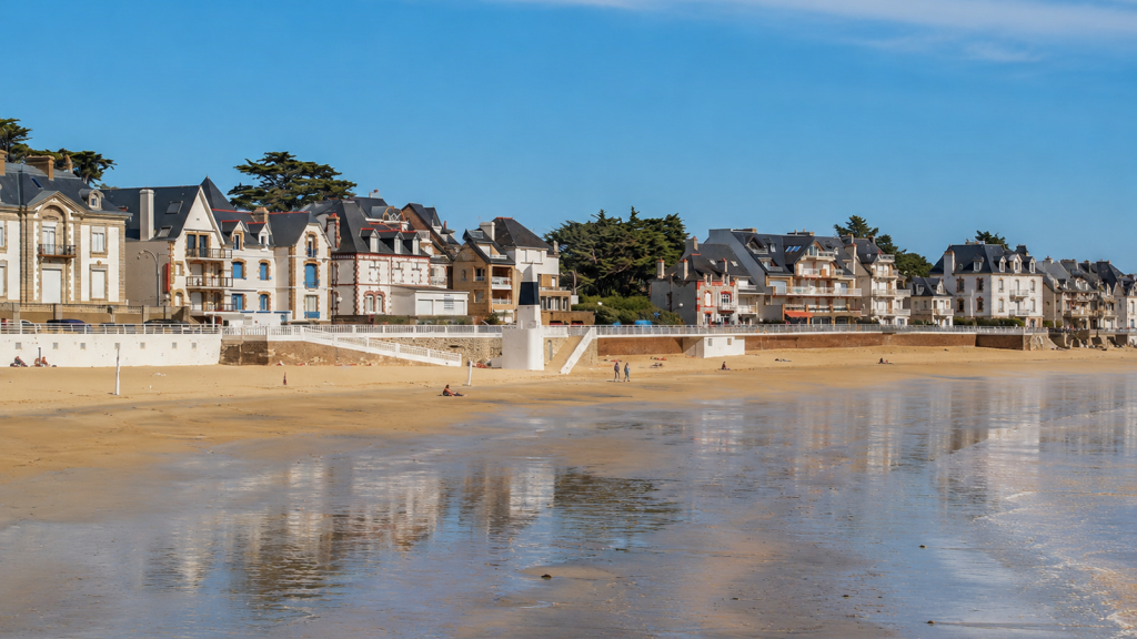 Front de mer breton avec maisons, promenade et plage à marée basse près de Lorient