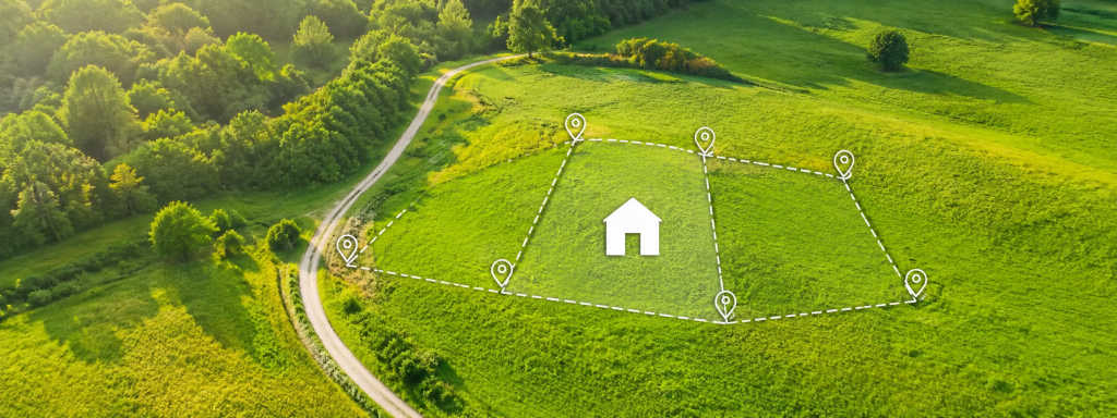 Vue aérienne d’un terrain à bâtir avec parcelles délimitées et icône de maison