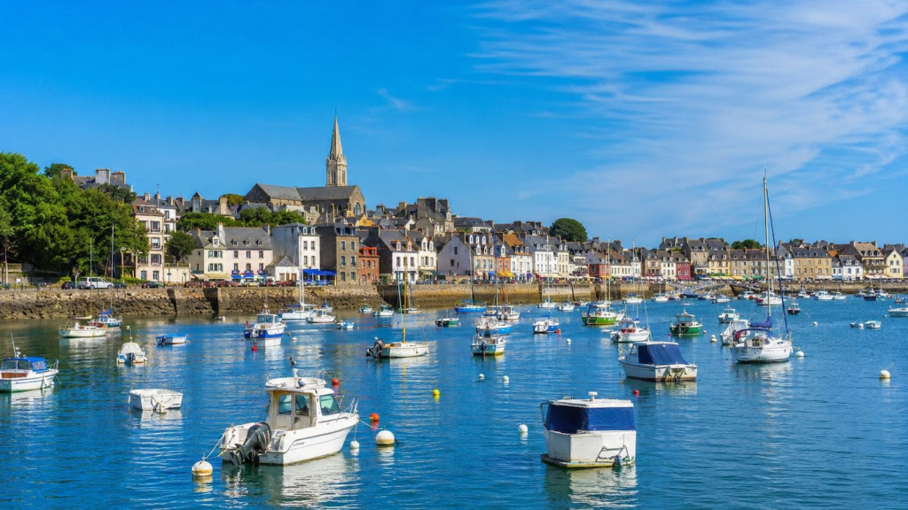 Port de Pornic avec bateaux, maisons du centre-ville et église en arrière-plan
