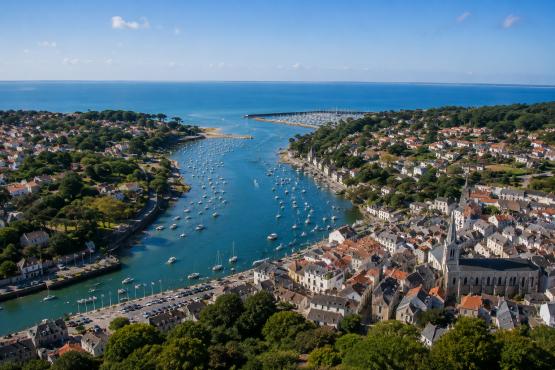 Vue aérienne de Pornic avec le vieux port, les bateaux, le centre-ville et le littoral atlantique