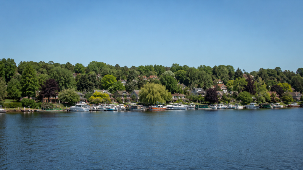 Vue des bords de l’Erdre à Sucé-sur-Erdre avec maisons, bateaux et cadre naturel