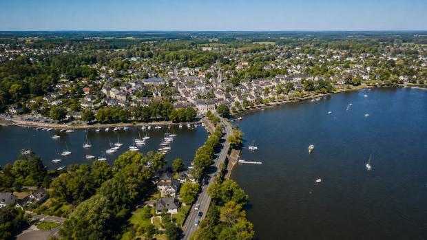 Vue aérienne de Sucé-sur-Erdre avec le centre-bourg, l’Erdre, les bateaux et les espaces verts