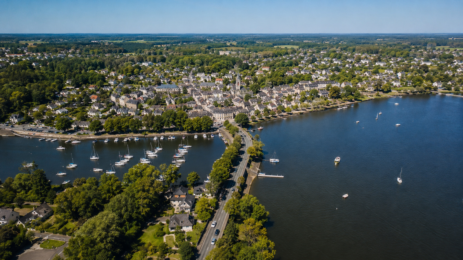Vue aérienne de Sucé-sur-Erdre avec le centre-bourg, l’Erdre, les bateaux et les espaces verts